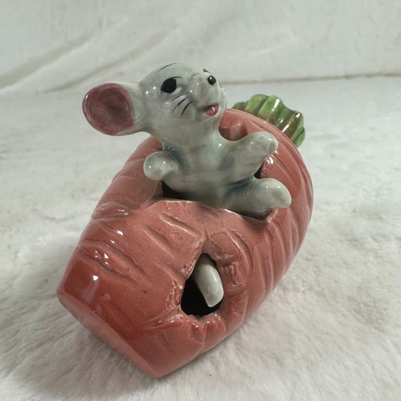 Vintage kitschy ceramic Mouse in Carrot Toothpick Holder Hand Painted 1950’s - Picture 5 of 7